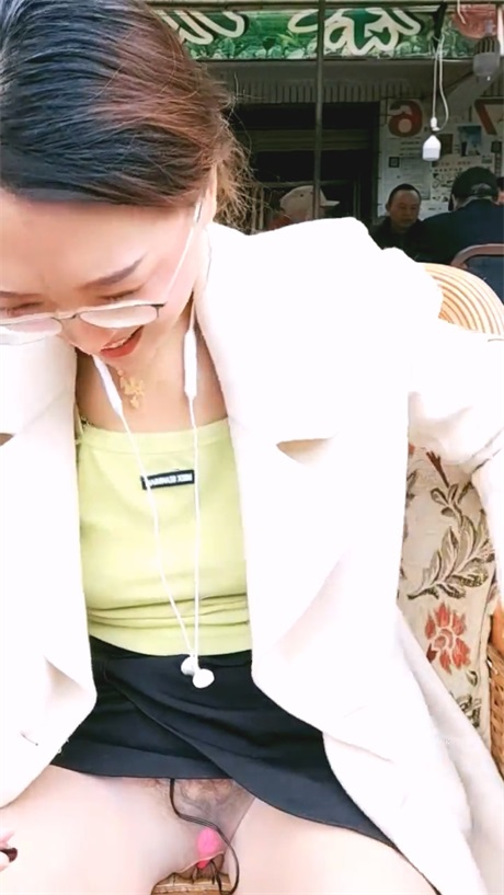 ❣️推荐❣️【瑶瑶想喷喷】户外一姐，眼镜骚妇，在一群打牌的老头面前跳蛋自慰，大量潮喷，老头都看傻了 2.65GB