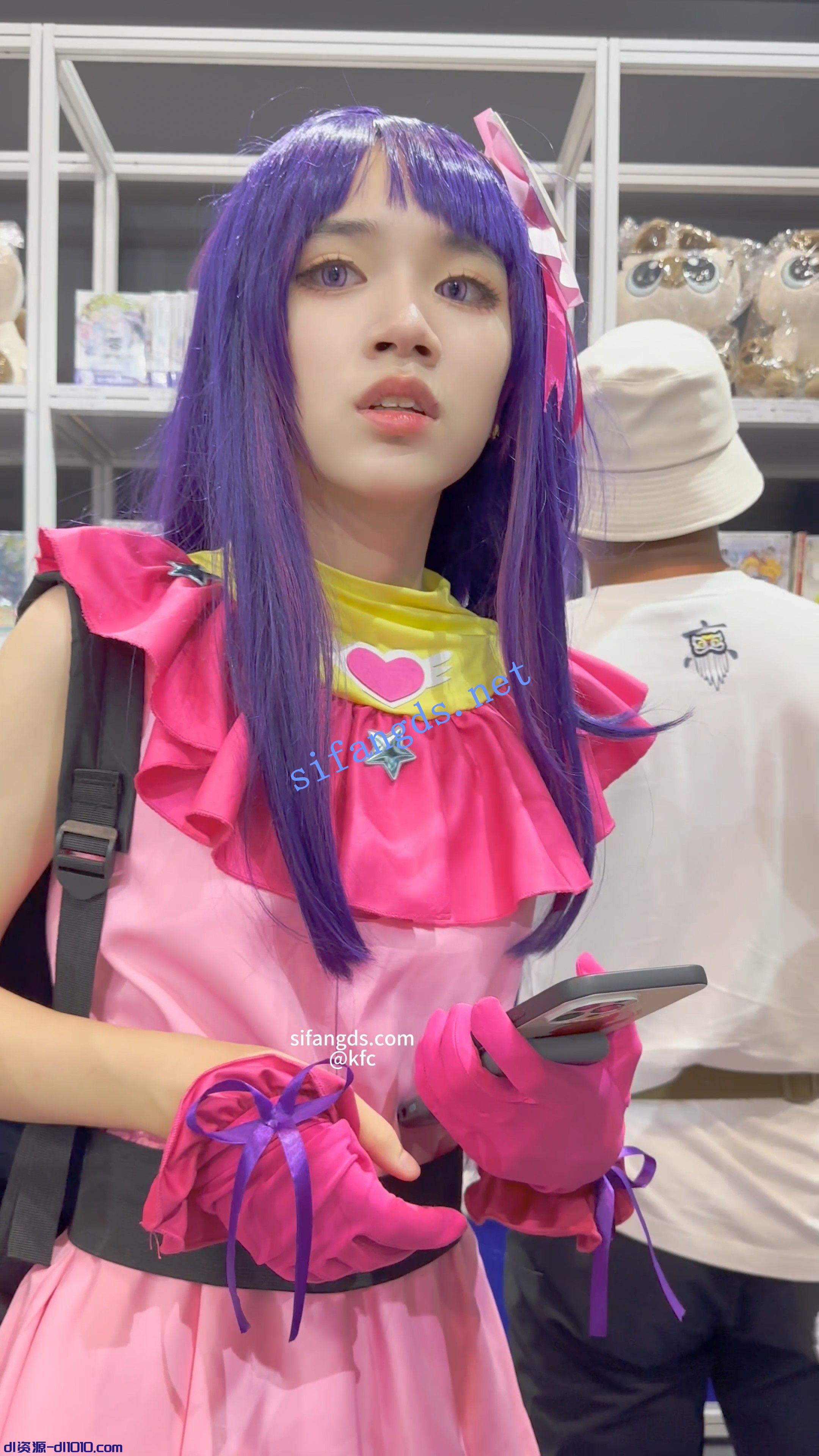 【KFC】学生妹COSER,蹲下给你看微透内,发现镜头站起来溜了 957.99MB
