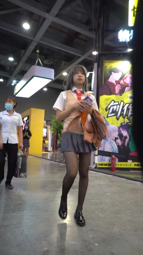 小姐姐cos樱岛麻衣学姐逛街，制服jk配黑丝，黑丝裆部是花纹图案搭配粉色内裤很性感，趴在桌子上玩游戏被抄底 383.9MB