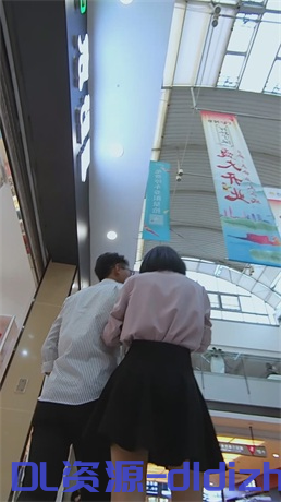 【公交站抄底】都是少妇御姐，有一个逼毛竟然如此之长，龟男在旁边也照拍不误1V 1.39GB 预览图 1