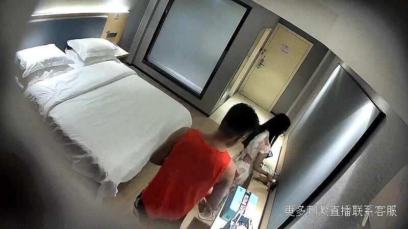 2024.8.3【酒店偷拍】学生情侣周末开房，送男友一双耐克，男友给她两炮，清纯校花满意而归高潮了！ 1.6GB