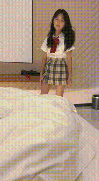 露脸JK制服少女『马丹妮』乖巧懂事且反差，在酒店释放天性，穿着新买的JK制服口交做爱 妹子颜值在线(2V) 1.34GB 预览图 2