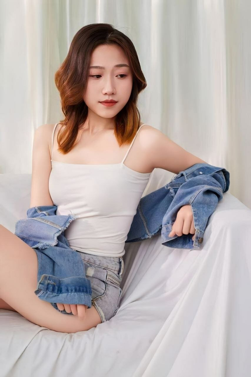 「自拍泄密」吉林反差女大学生与男友啪啪视频流出，女主被调教成母狗叼狗链道具自慰情趣白丝 718.5MB