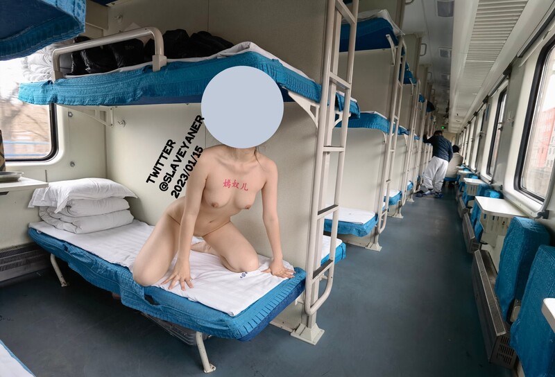 2024年最新推特上一个极品【嫣奴儿】火车卧铺人前全裸，台球桌M腿等球入洞，各大景区打卡露出，刺激 391.2MB
