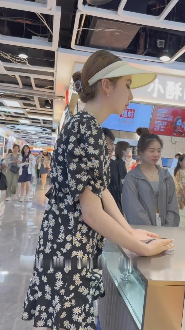 大神KFC商场偷拍⭐极品混血美女长得超美，黄色半透明内尿湿了一块 353.8MB