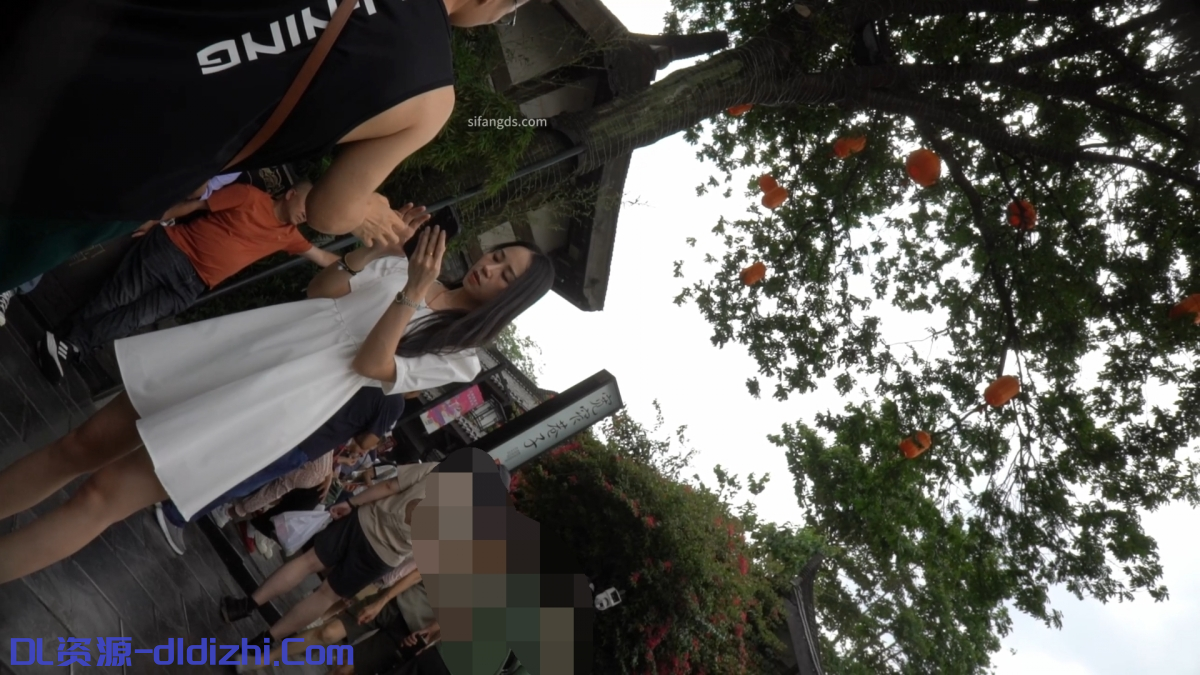 CD大神空城2K贴身极限偷拍三位漂亮女性裙底，透明漏黑森林微透包裹肥臀(3V) 1.23GB