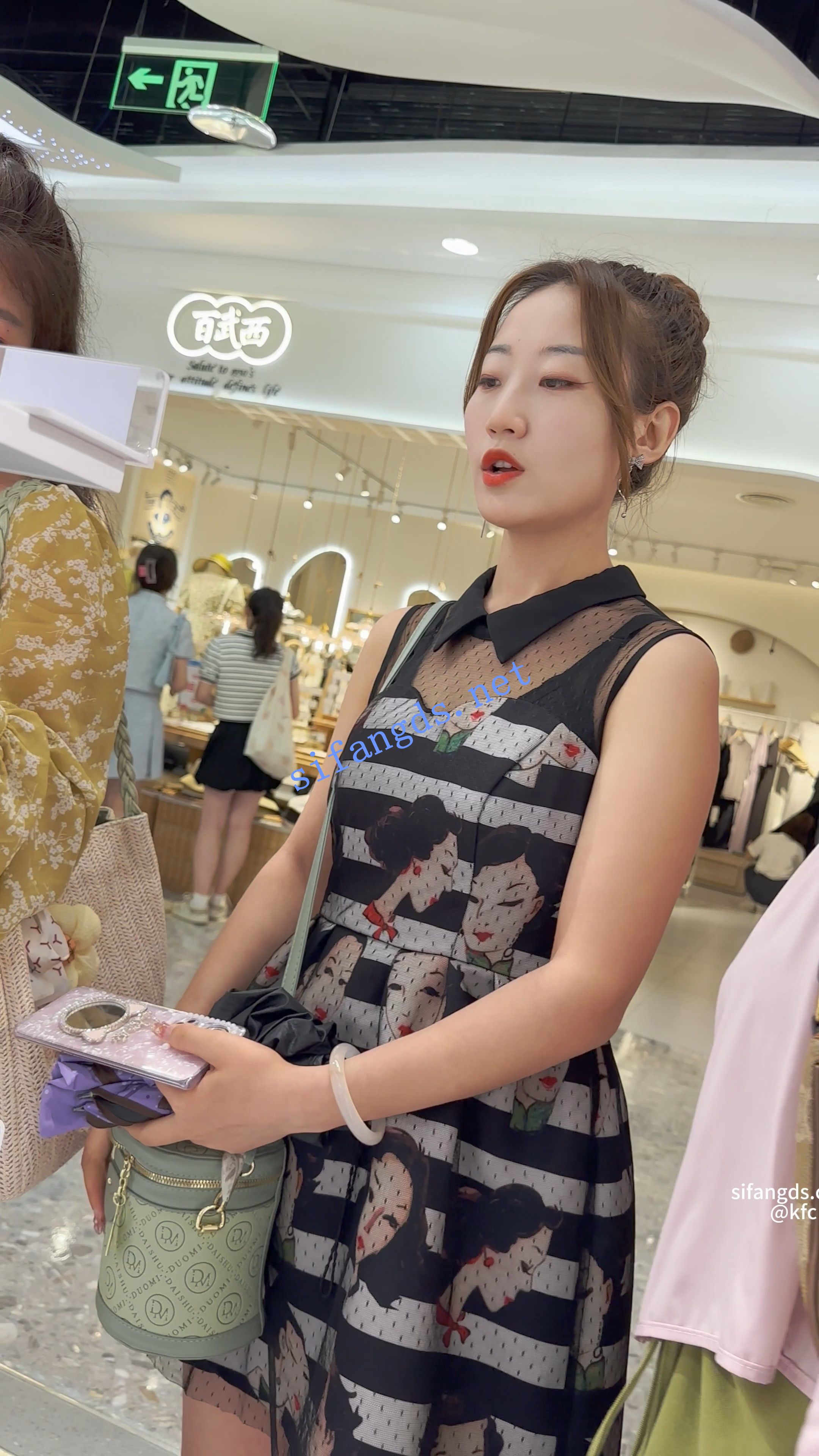 【KFC】长裙少妇和闺蜜逛街。蓝色无痕内内包裹出臀型