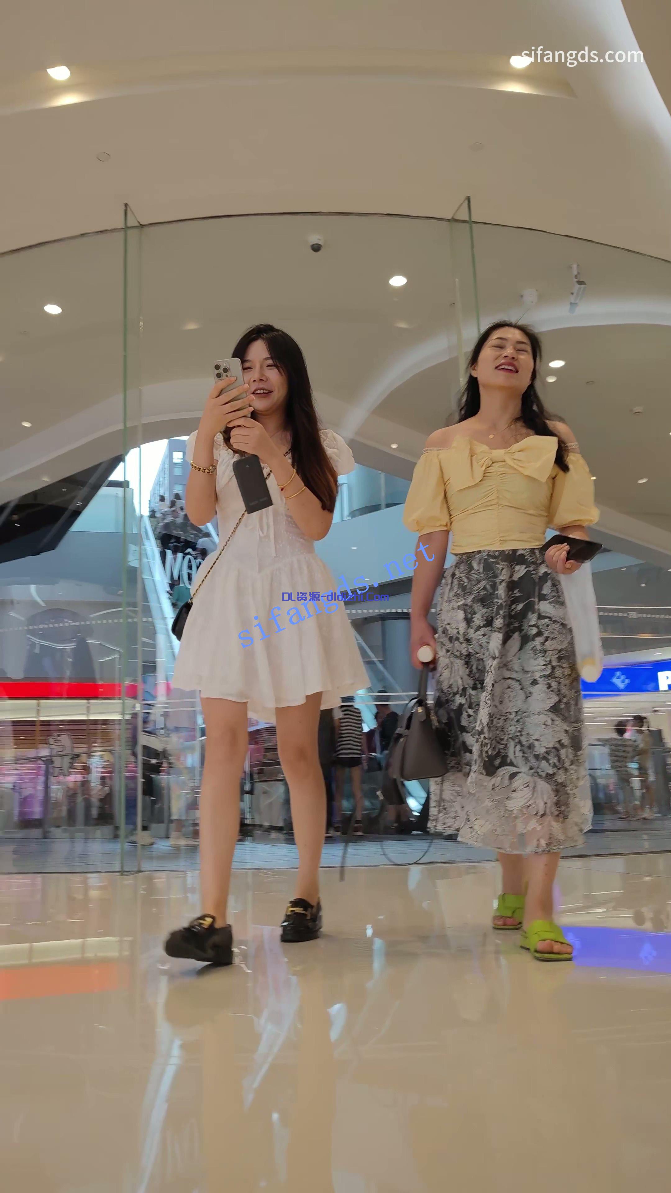 【CSCD】白色连衣裙小姐姐和闺蜜逛街，灰色内内 445.1MB