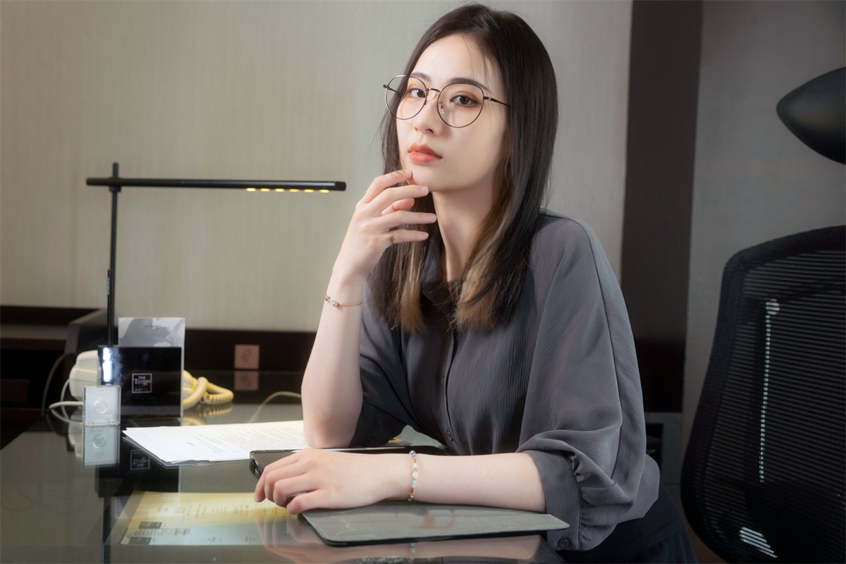 2024年流出绝美女神【阿瓈】单套私拍50美金，肤白貌美，馒头穴白虎，明星颜值超清画质佳作 584MB
