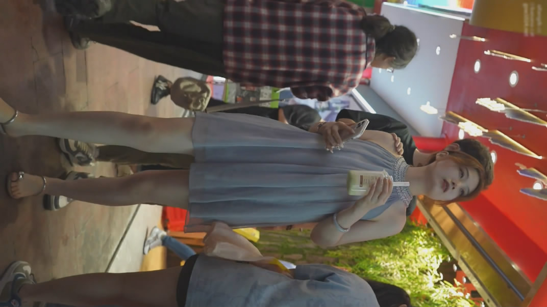 尾随偷拍❤️穿着露肩超短连衣裙的美女约会逛街里面穿着透明白内正面是透明蕾丝搭配胸贴和大片性感黑森林 420MB