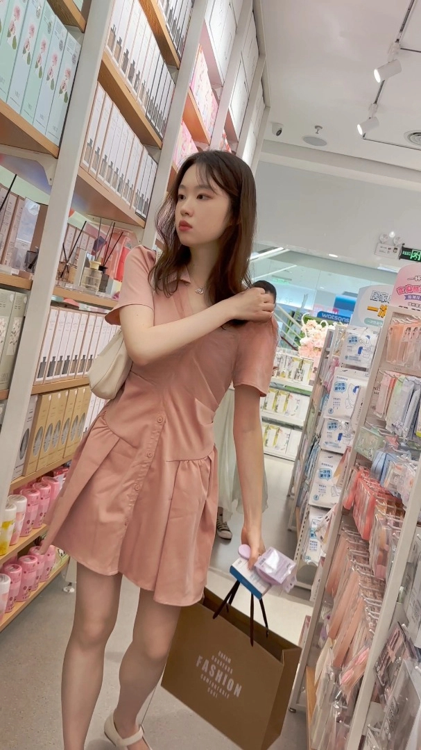 【KFC】粉色长裙学生妹独自逛街。颜值身材绝对一流水准 黄色内内超清CD 517.9MB
