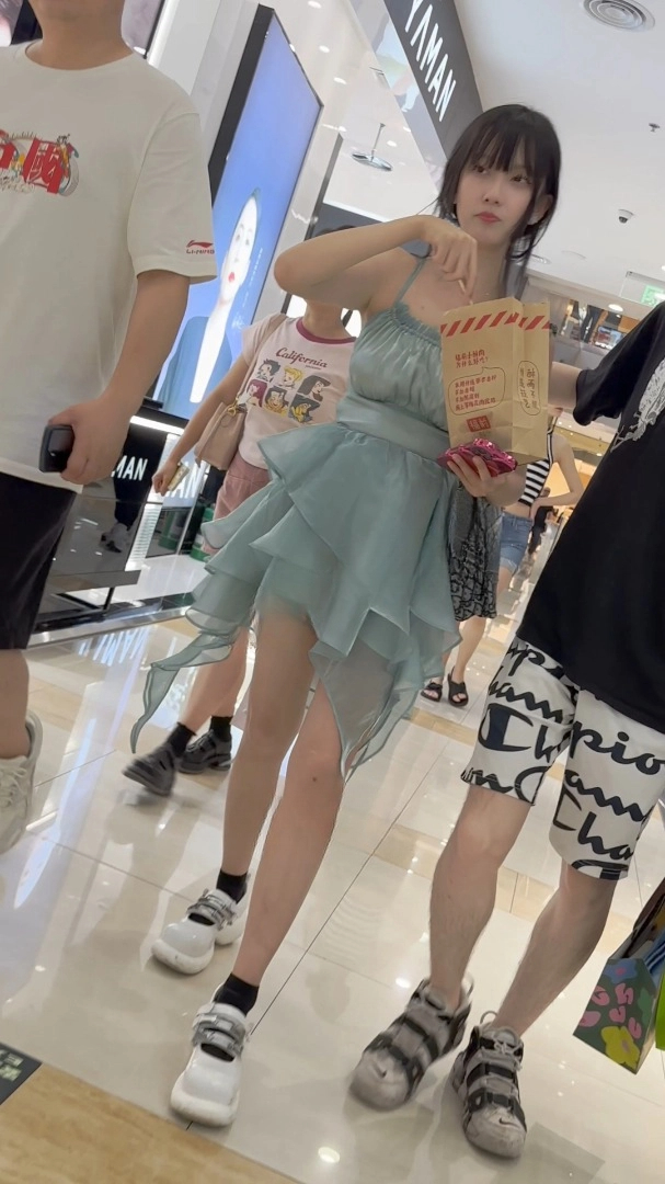 【KFC】两位靓女吃小吃，长相甜美 可爱内内。男友全程守护 该拍的都拍到了 679.6MB