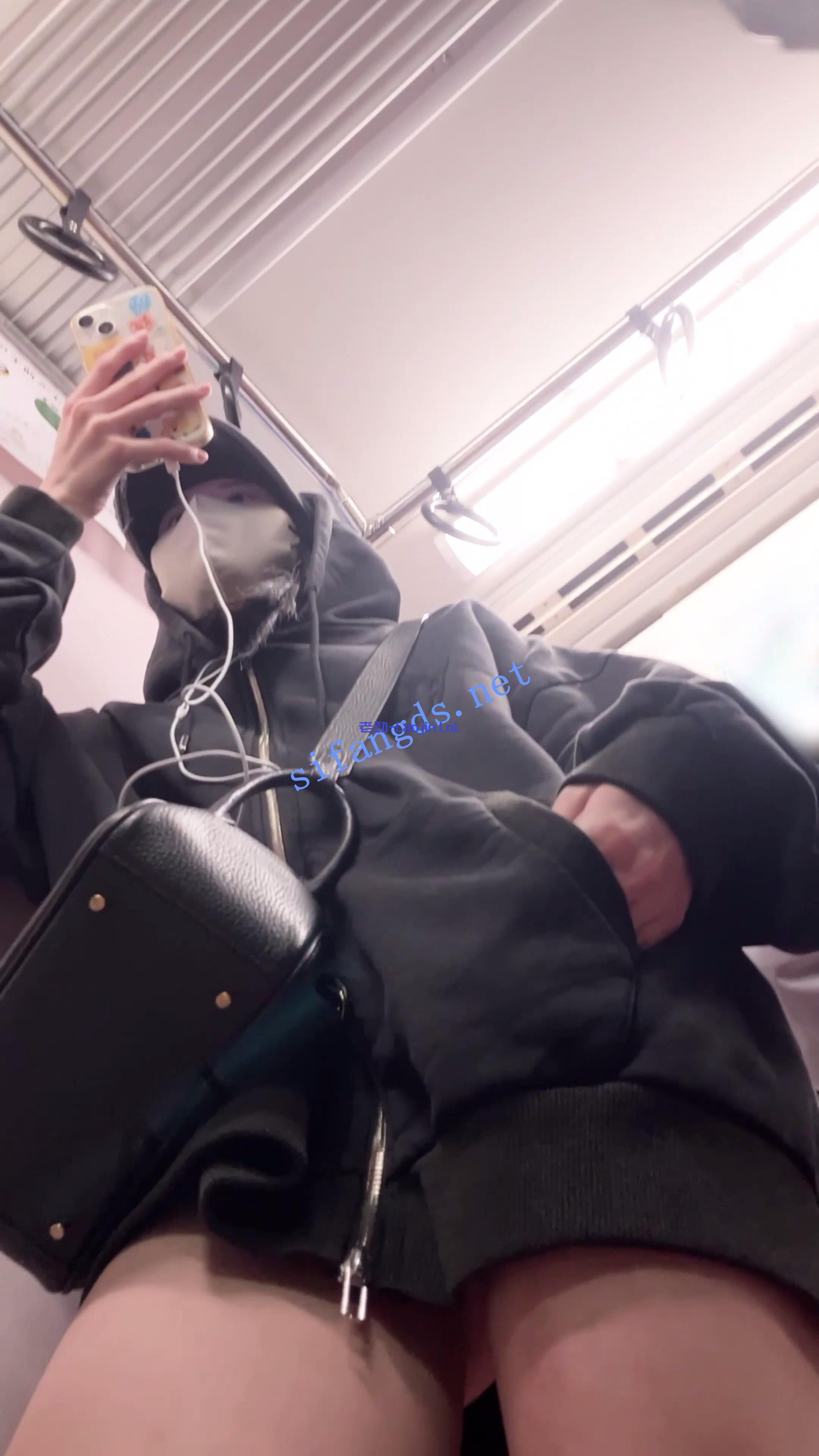 【日产精选】004地铁CD三位丁字裤美女。短裙迷人巨乳 1.43GB