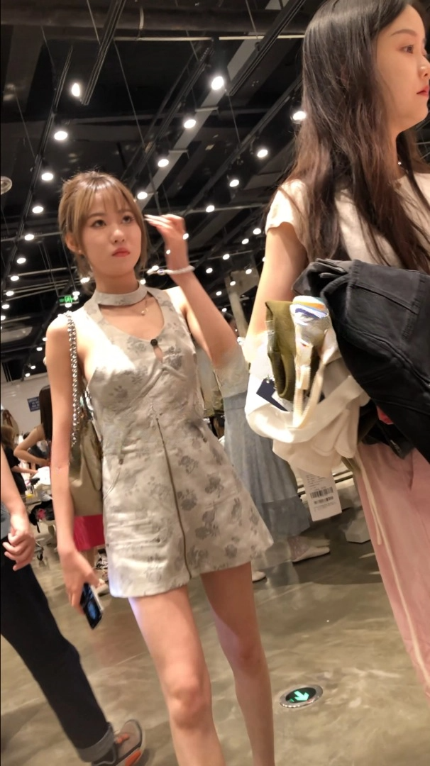 【mccd】31 高颜值逆天长腿蓝色连衣短裙不穿安全裤的骚货美女被CD窄内 1.08GB