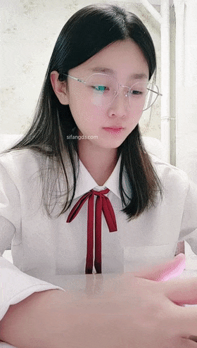 2024年12月新人学生妹【小肉肉】一股清流，眼镜反差嫩妹，让人眼前一亮，初恋风纯欲脸大尺度全脱 2GB