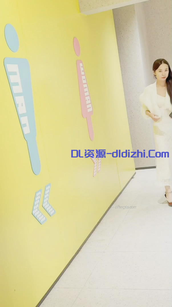 十二月新流出厕拍大神❤️潜入商场女厕偷拍性感高跟气质美女大号尿尿时逼逼开了个小洞洞 207.8MB