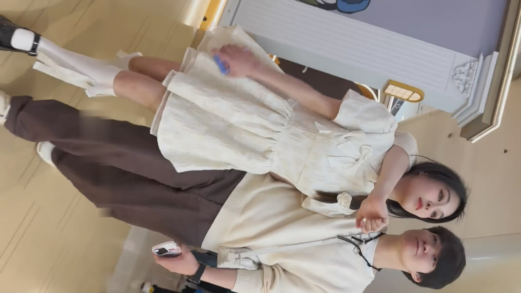 大神KFC商场顶级抄底偷拍⭐⭐⭐⭐⭐极品学妹扶手电梯❤️被猥琐男友扣逼反复蹂躏伸进去扣了好久透明内裤露毛一片黑森林 493MB