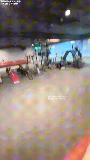 极品骚婊尤物『大奶安吉拉』喜欢刺激的粉丝就说要在大堂玩，这真的超级大胆、超级刺激，老板随时可能回来(6V) 345.5MB 预览图 3