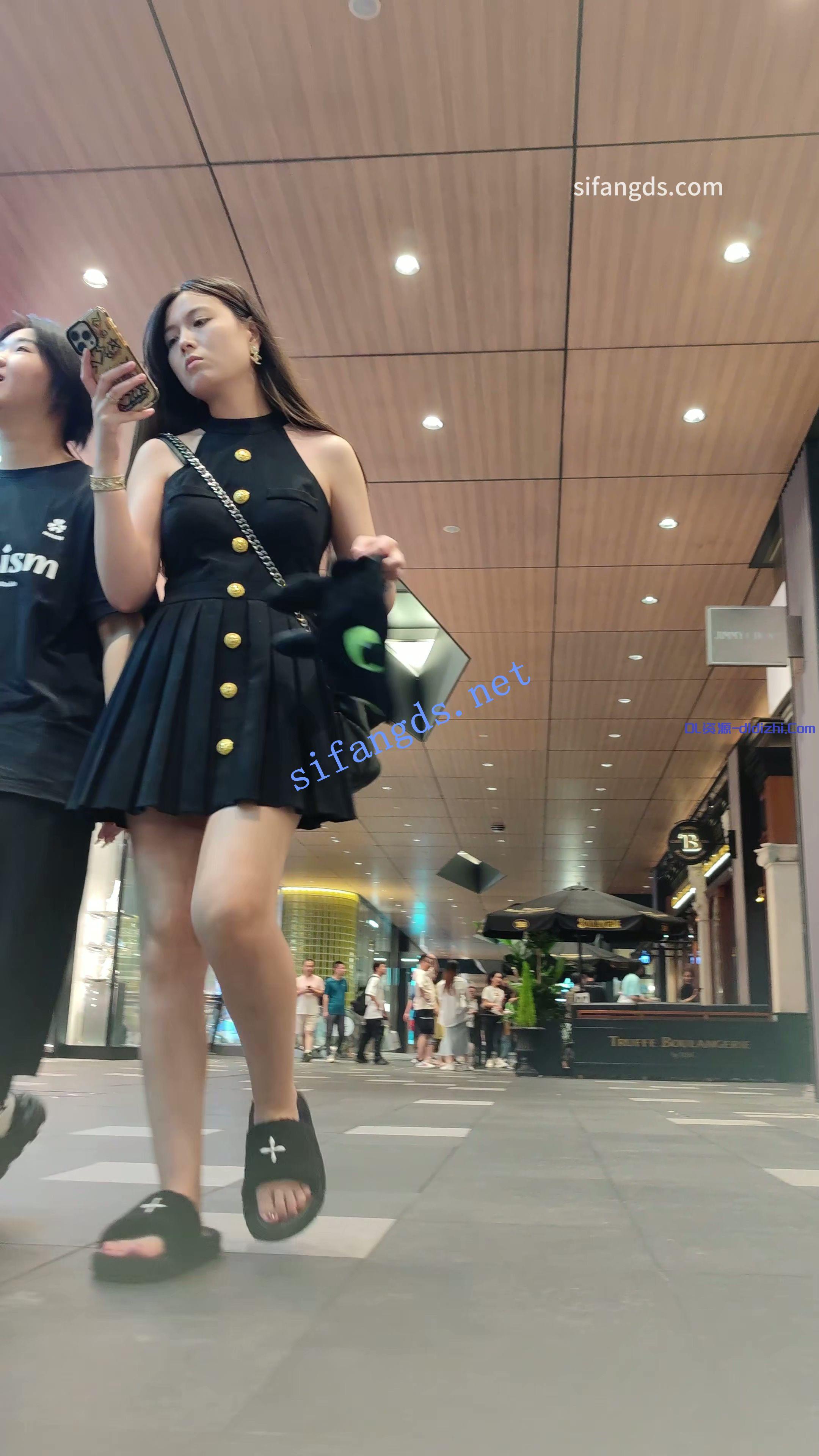 【CSCD】黑色连衣裙美女和朋友逛街买蛋糕,黑色窄内 907.6MB-福利吧