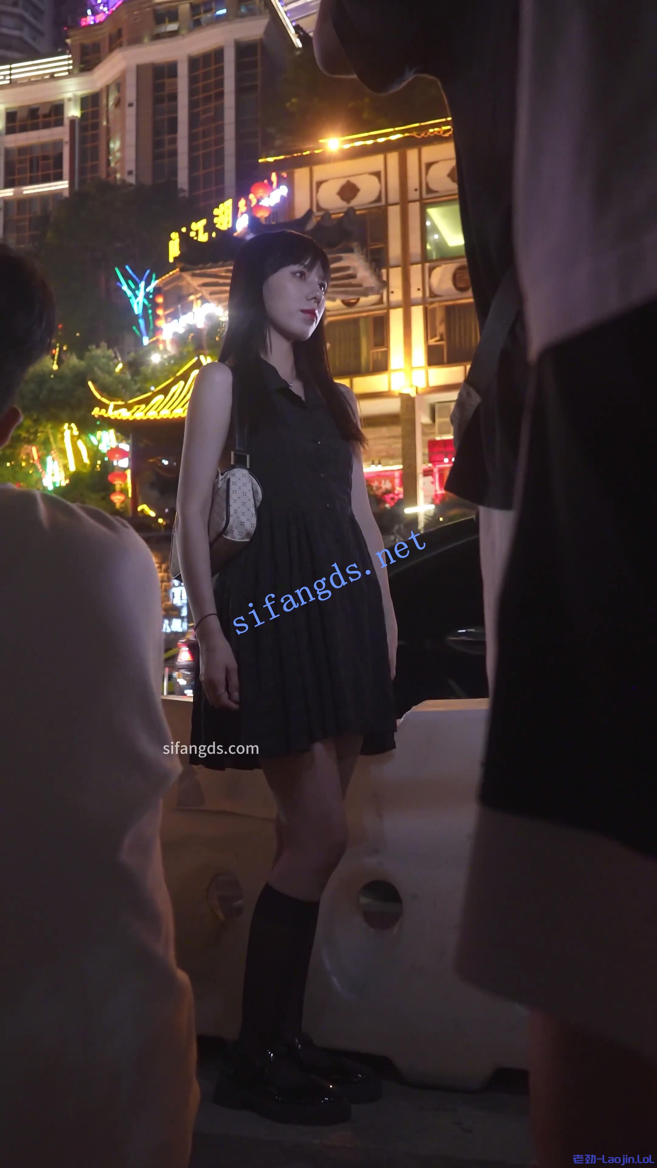 (BC-AA-469)露背裙美女景点拍照..专注聊天被前后CD白内 447.4MB