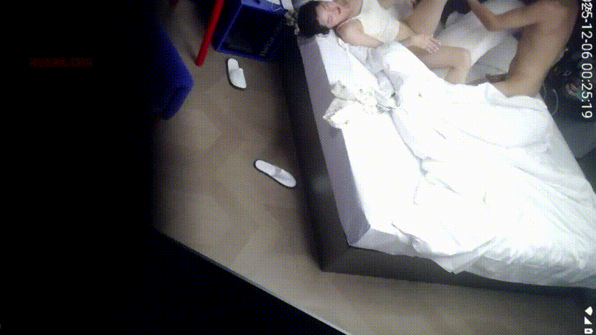 天眼1号房 12-7 丸子头少妇肤白貌美太迷人 男人直接就朝着逼舔上去了 床上操了还不够 去床下放桌子上继续操 774.1MB