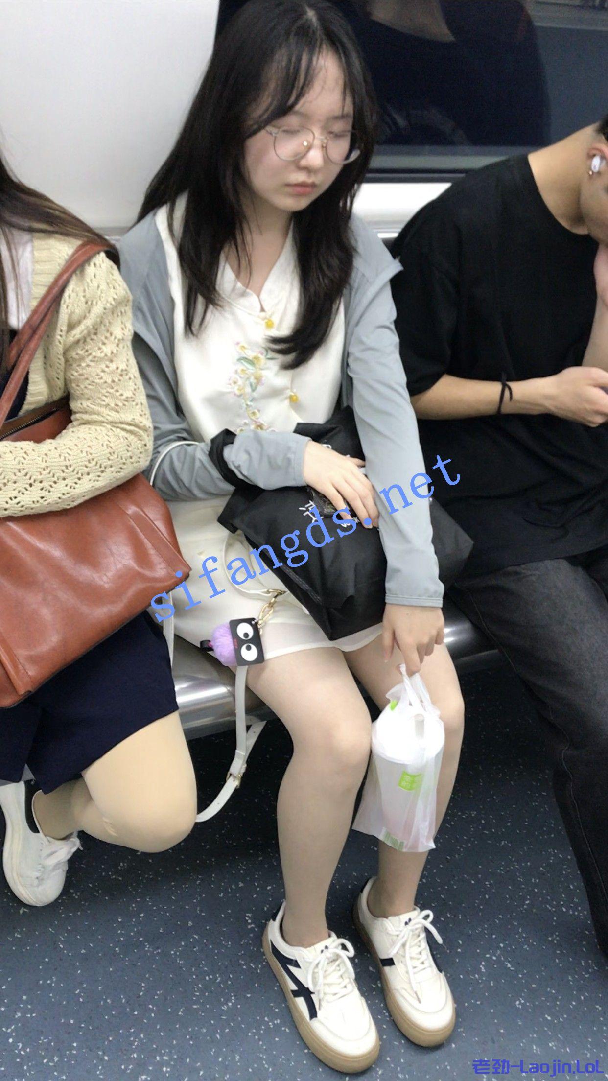 【TKCD】189.掀裙子开闪抄底肉丝可爱眼镜妹子 474MB