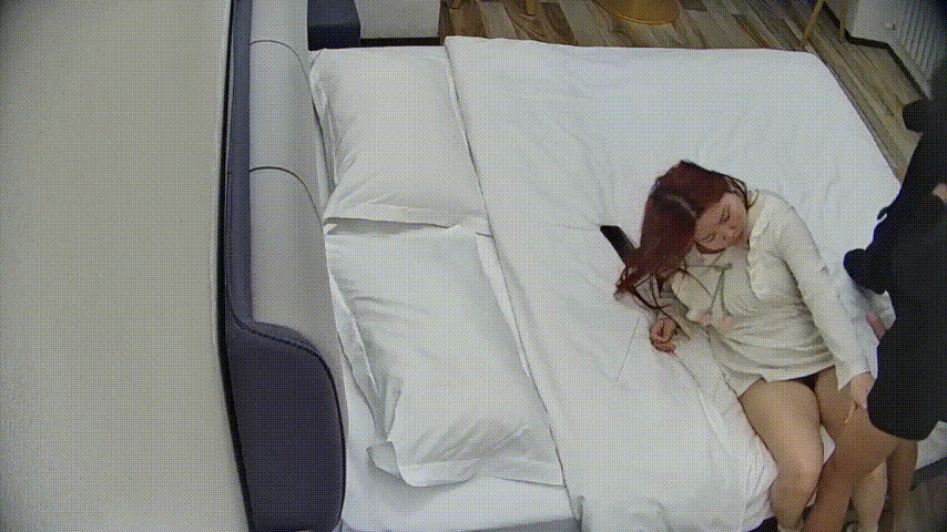 大学城 12-8 微胖小妹无情被男友分开双腿 只能老实配合 胸罩往男人身上一甩 后面男人还教她足交 2.2GB 预览图 1