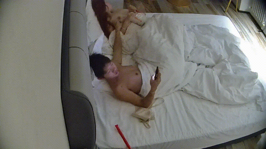 大学城 12-8 微胖小妹无情被男友分开双腿 只能老实配合 胸罩往男人身上一甩 后面男人还教她足交 2.2GB 预览图 3