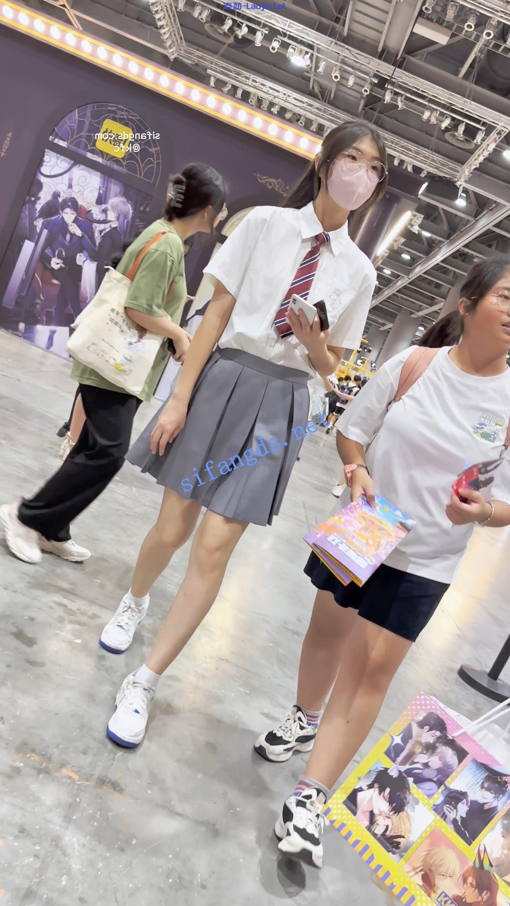 【KFC】制服JK学生妹和同学逛展。裙下白色内内前后CD 247.1MB