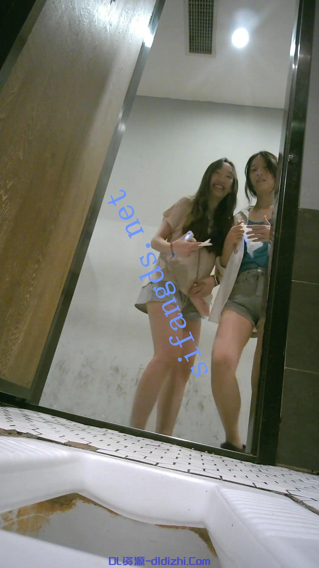 【厕拍】闺蜜双杀 极品牛仔短裤美女 一个拉屎 427.5MB