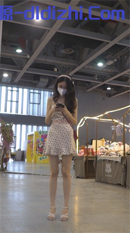 抄底【身高170眼镜少妇不穿内裤】腿型完美，逼毛浓密，阴户紧实，小阴唇好诱人，眼镜鸡就是骚1V 910.6MB