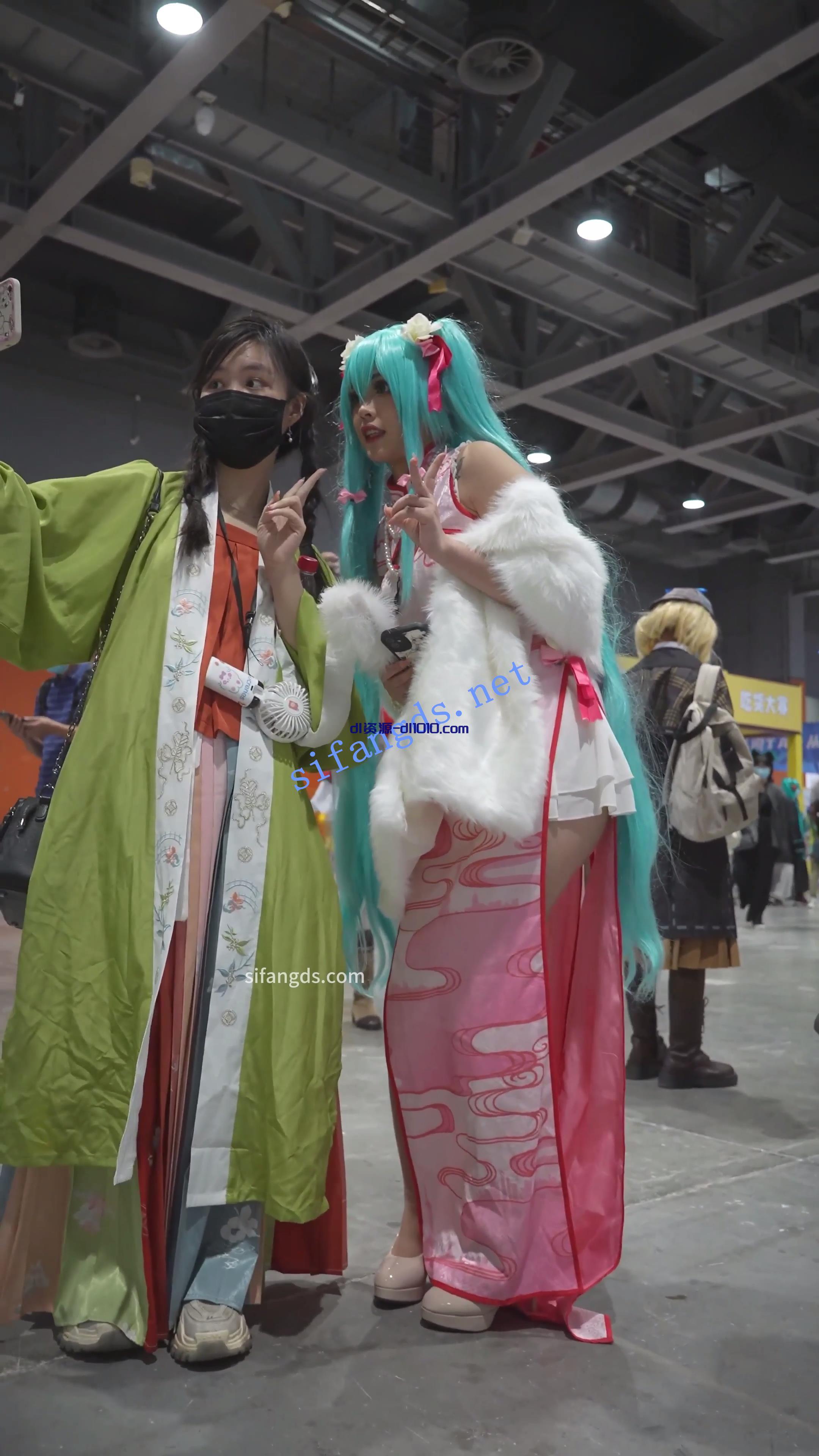 自购-官方售价22【XXN-226】初音旗袍COS小姐姐..美腿引人抄底..弯腰露屁股蛋[MP4/329M]