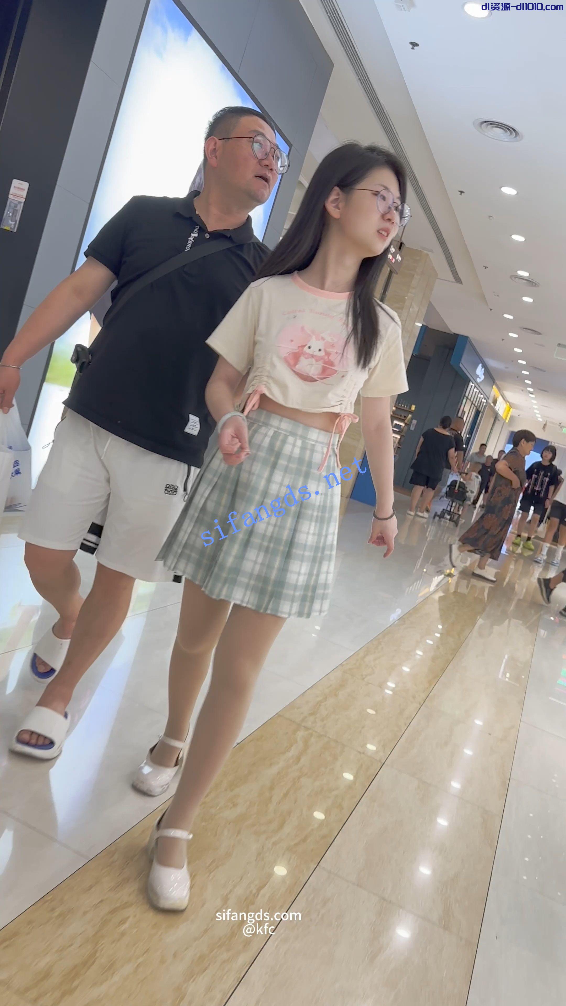 自购-官方售价27【KFC】JK少妇和情人甜蜜逛街。过膝丝袜。没穿内衣露出大奶[MP4/1.03G]