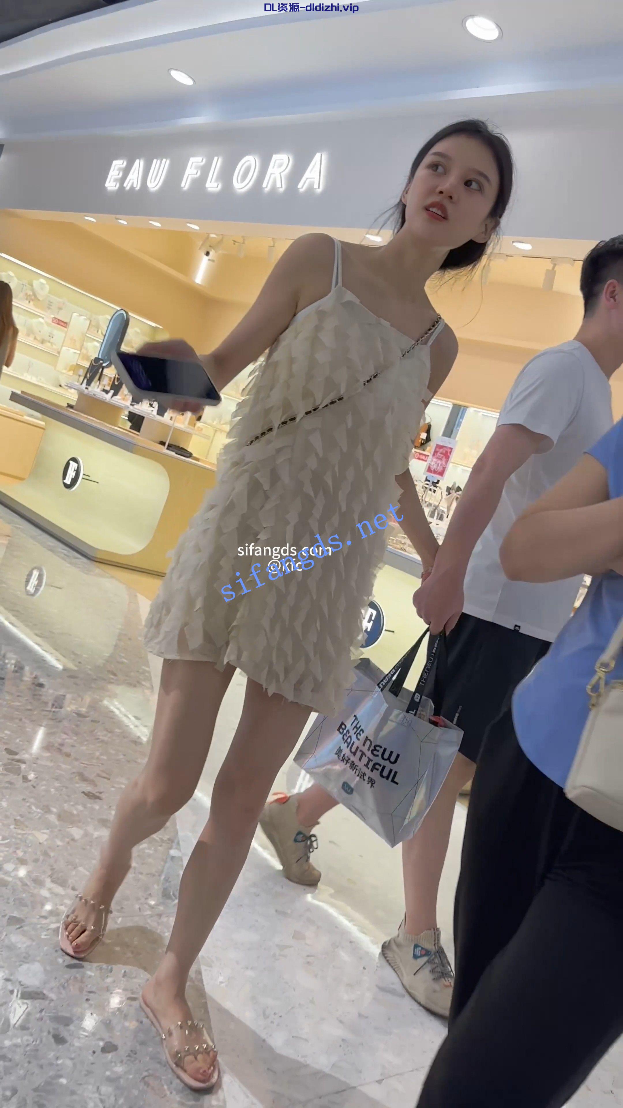 【KFC】网红脸美女和男友逛街,吊带裙薄内内微微透黑森林 591.2MB-福利花园