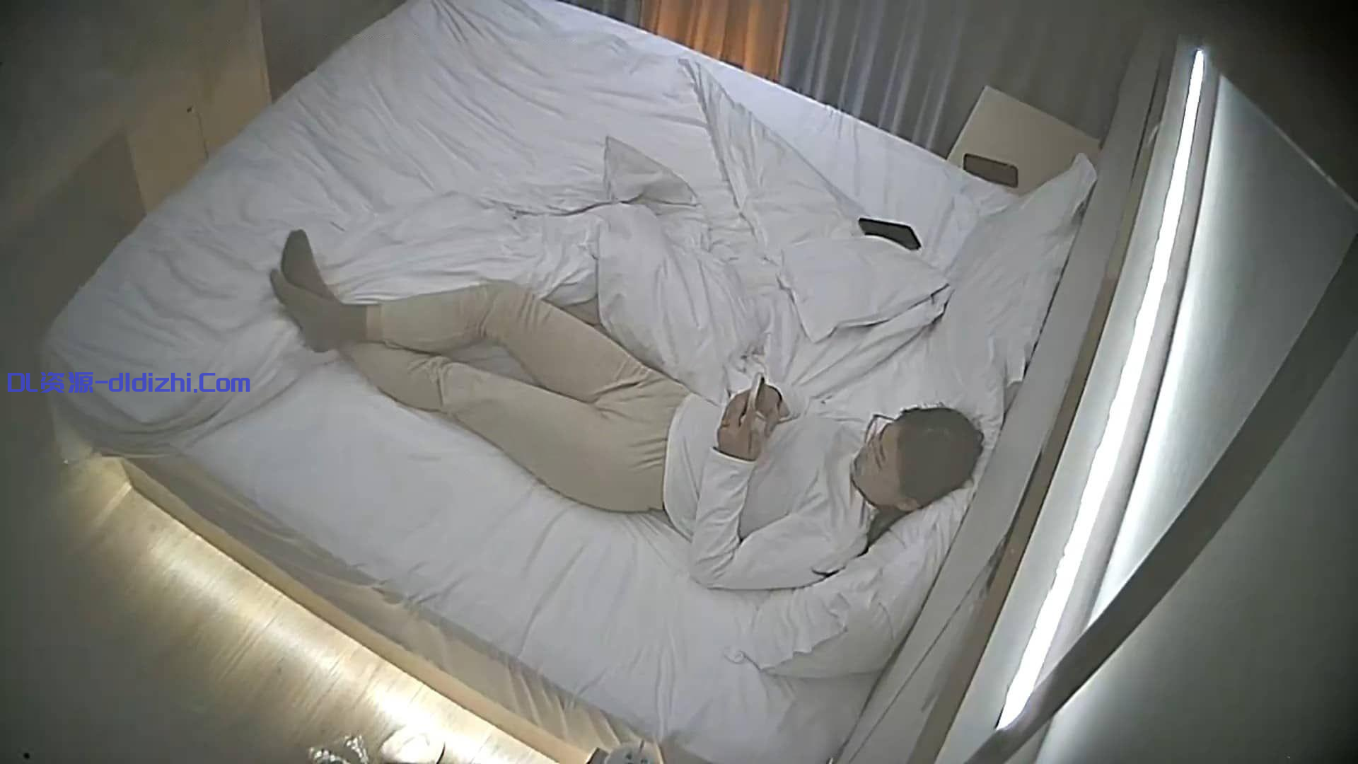 12-10流出酒店偷拍❤️年轻小伙把女友的逼逼擦干净狂舔后各种体位疯狂撞击干完不忘给逼逼拍照(20V) 1.34GB 预览图 1