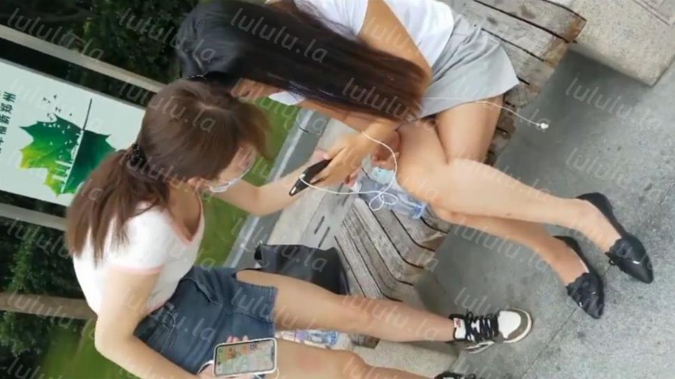夏天就是好!大街上随处可见漂亮妹子不经意间的走光露出尖尖的乳头-聚合福利