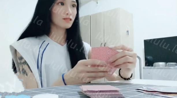 最新国产剧情A片苗条露脸美女与闺蜜新交的男友玩牌长得挺帅勾引他帮闺蜜试下车国语对白-聚合福利