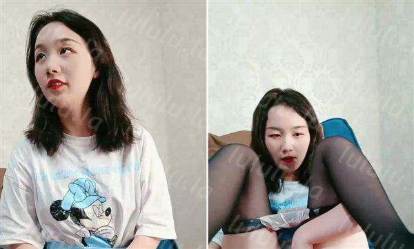 剧情演绎红唇黑丝少妇足疗按摩勾搭男技师，按腿的时候拿着跳蛋玩起来，让技师帮忙揉奶口交按摩床上后入猛操-福利岛