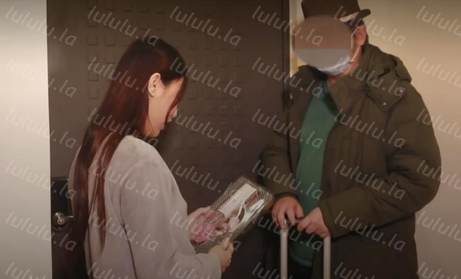 老公出差一周怀着身孕的贱货寂寞难耐用老公给的道具自慰觉得不过瘾换上情趣装勾引隔壁四眼小青年做爱国语对白-福利岛