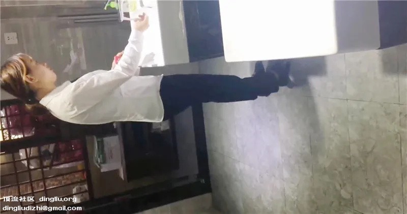 高档酒店女厕蹲守职业装美女前台,平滑的椭圆形微毛穴口真想插入-福利岛
