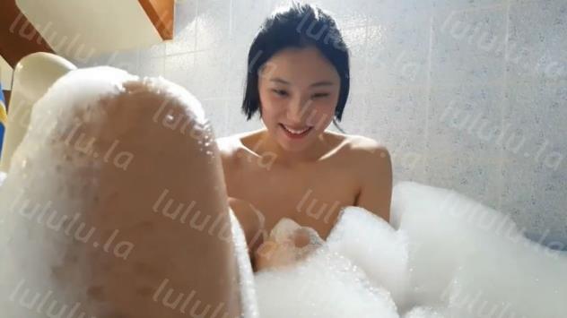 上海某校气质漂亮的白皙美女和鸡巴超长又粗大的男友酒店开房,还在洗澡时就迫不及待在浴池啪啪,肏的真激烈!-聚合福利