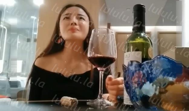 《全国探花》嫖妓偷拍铁牛哥今晚又阳痿了兄弟代劳约炮个素质兼职妹喝点红酒调情穿上黑丝高跟啪啪-聚合福利