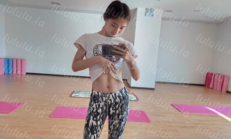 最近很火的前台小姐姐靠墙被男友后入鲍鱼粉嫩干净身材极品颜值高良家乖乖女附生活照和私拍-聚合福利