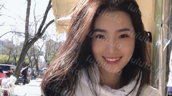 北京嫩模瑶瑶御姐范和男友玩裸体性爱厨房一边做菜一边被玩逼貌似厨艺还不错-聚合福利