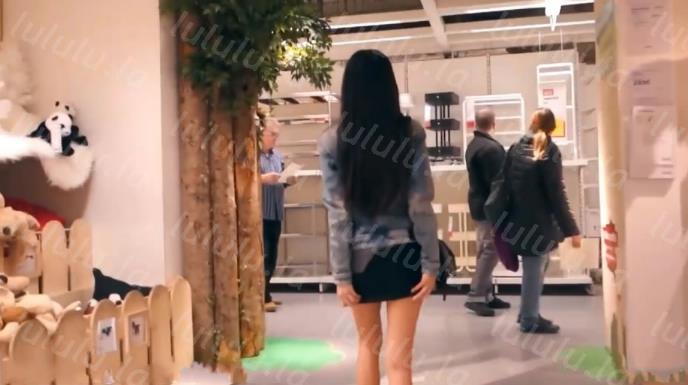 最新流出迪卡侬门事件女主角混血妹在挑战极限人来人往的床上用品商场露出拿假屌自慰高潮喷水来人迅速起身-聚合福利