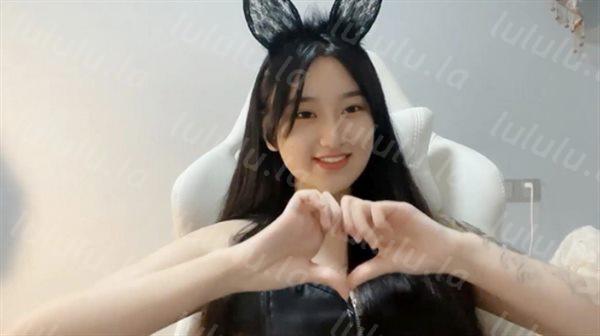 平台人气NO.1【宇宙无敌超级清纯美少女】终于下海了，颜值秒杀各路网红，罕见三点全露抠逼，超性感网袜，很爱笑 笑容无敌甜美-福利岛