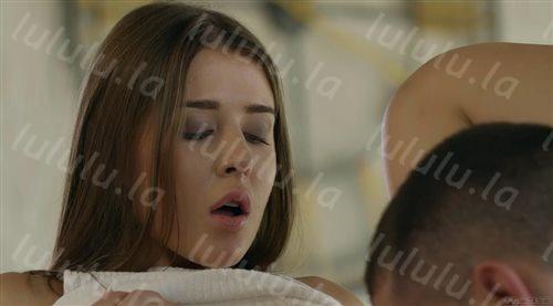 乌克兰极品女神办公室内被猥琐男同事挑逗办公桌上激情啪啪-福利岛