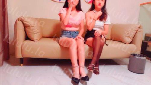 爆草极品小婊妹玩双飞，丝袜高跟诱惑一个比一个骚，给小哥哥口交，从沙发上草到桌子轮流抽插，浪叫呻吟不止-福利岛