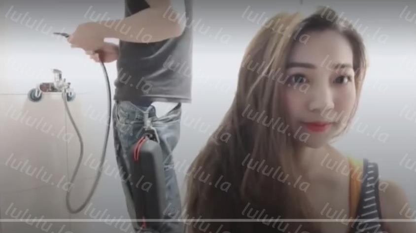 身材火辣的模特美女家里花洒头坏了找师傅来维修勾引他在浴室里激情国语对白-聚合福利