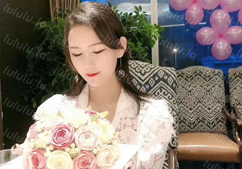 微博清纯女神【洛幽幽】地下车库疯狂露出性感的指甲透过丝袜呻吟自慰玩弄乳头好敏感下面湿透了-聚合福利